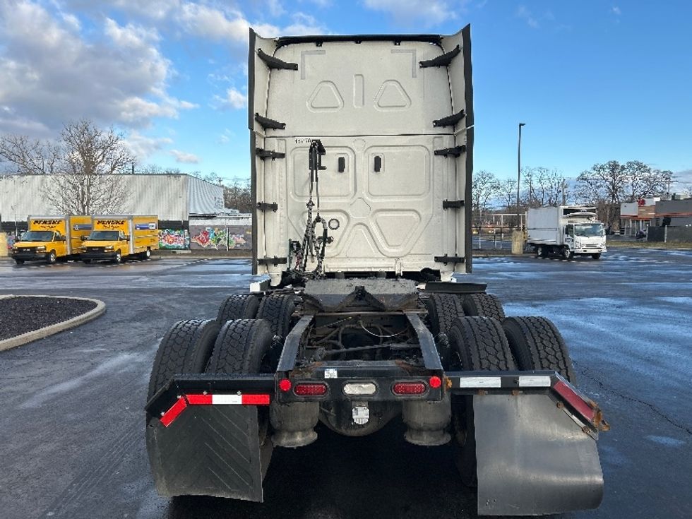 Sleeper Tractor-Heavy Duty Tractors-Freightliner-2022-T12664ST-Chicopee-MA-560,010\n\t\tmiles-$ 60,750 - Image 6