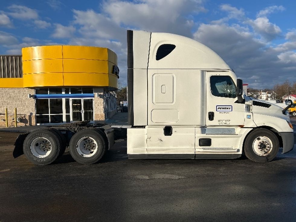 Sleeper Tractor-Heavy Duty Tractors-Freightliner-2022-T12664ST-Chicopee-MA-560,010\n\t\tmiles-$ 60,750 - Image 8