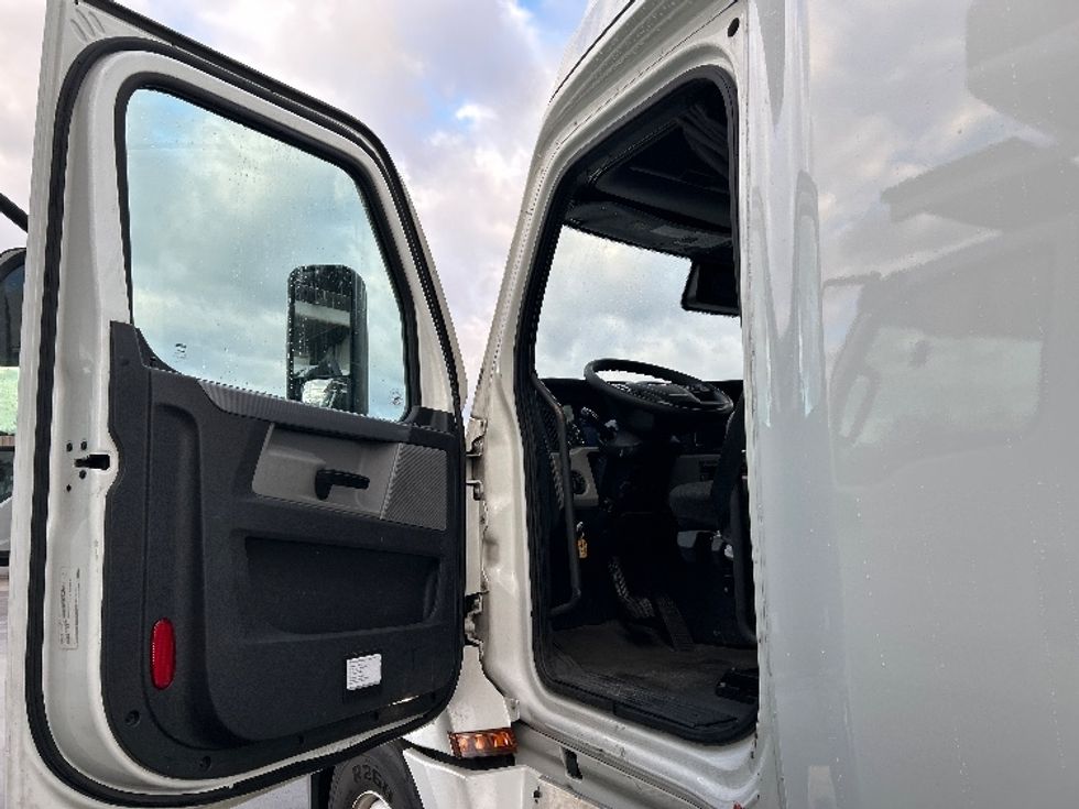 Sleeper Tractor-Heavy Duty Tractors-Freightliner-2022-T12664ST-Chicopee-MA-560,010\n\t\tmiles-$ 60,750 - Image 9