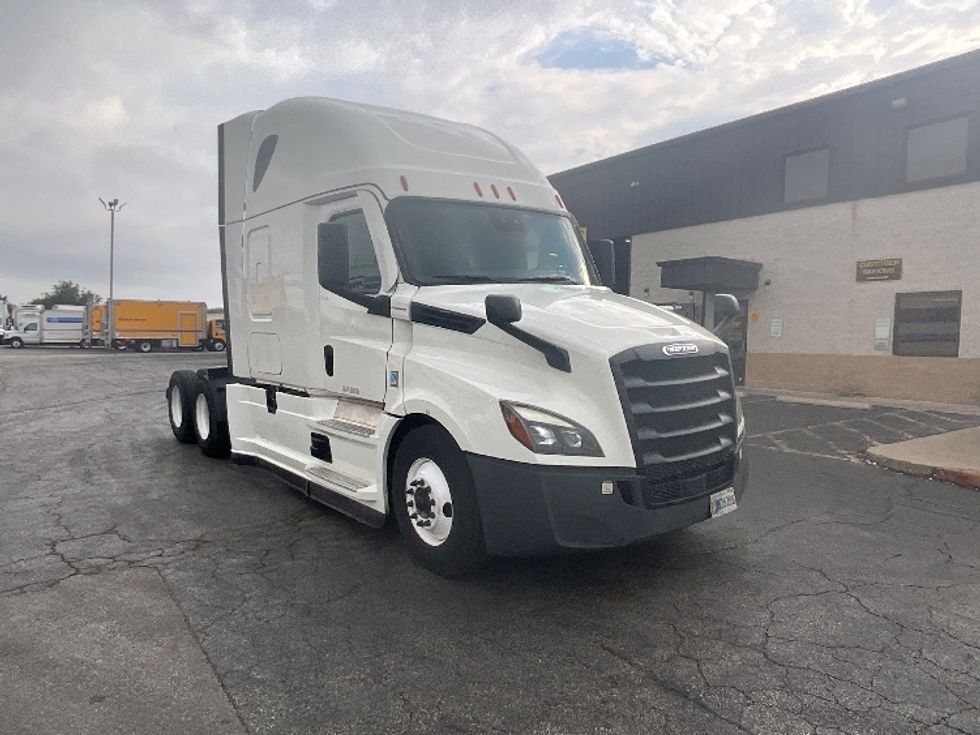 Sleeper Tractor-Heavy Duty Tractors-Freightliner-2022-T12664ST-Chino-CA-554,157\n\t\tmiles-$ 74,250 - Image 1
