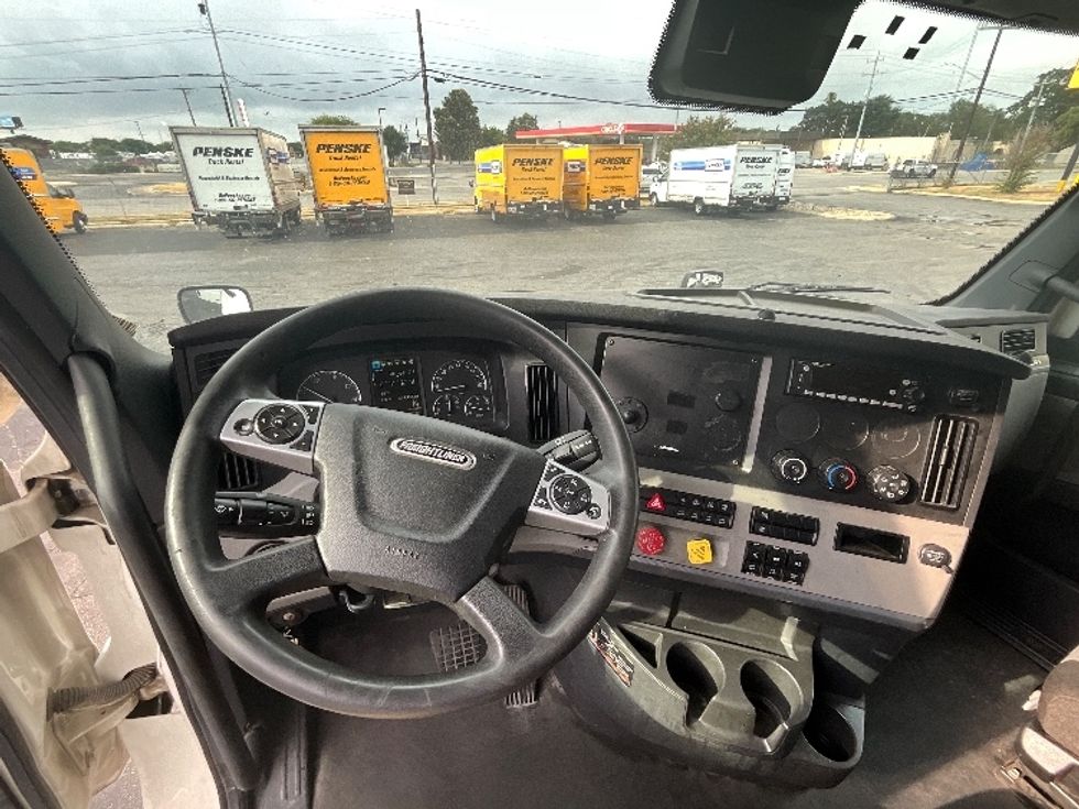 Sleeper Tractor-Heavy Duty Tractors-Freightliner-2022-T12664ST-Chino-CA-554,157\n\t\tmiles-$ 74,250 - Image 11