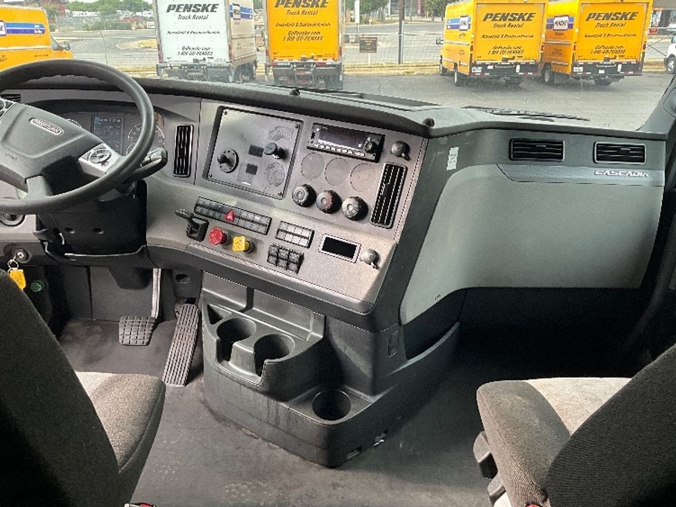 Sleeper Tractor-Heavy Duty Tractors-Freightliner-2022-T12664ST-Chino-CA-554,157\n\t\tmiles-$ 74,250 - Image 12