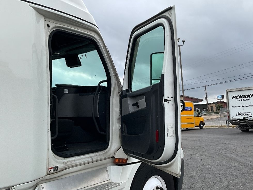 Sleeper Tractor-Heavy Duty Tractors-Freightliner-2022-T12664ST-Chino-CA-554,157\n\t\tmiles-$ 74,250 - Image 13