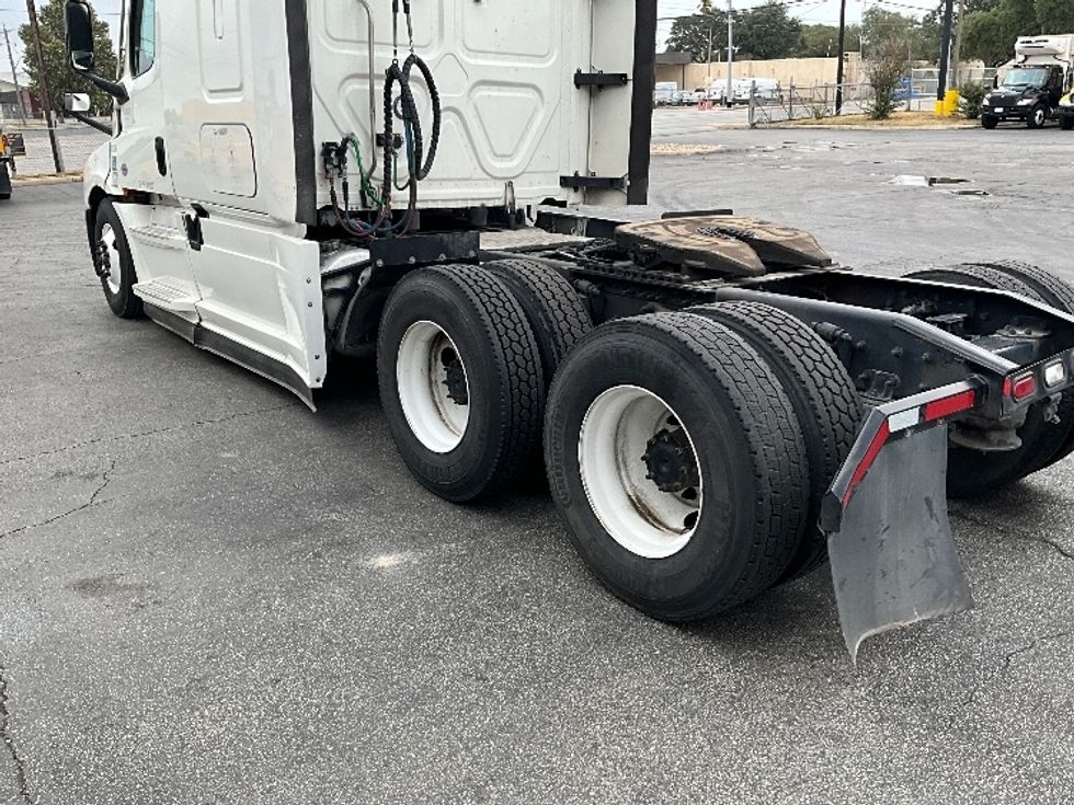 Sleeper Tractor-Heavy Duty Tractors-Freightliner-2022-T12664ST-Chino-CA-554,157\n\t\tmiles-$ 74,250 - Image 22