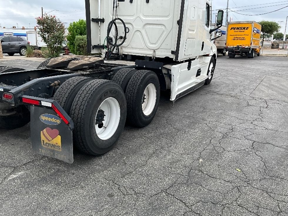 Sleeper Tractor-Heavy Duty Tractors-Freightliner-2022-T12664ST-Chino-CA-554,157\n\t\tmiles-$ 74,250 - Image 23