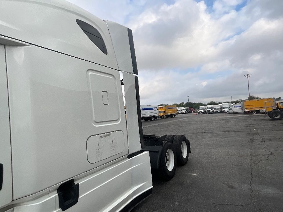 Sleeper Tractor-Heavy Duty Tractors-Freightliner-2022-T12664ST-Chino-CA-554,157\n\t\tmiles-$ 74,250 - Image 24