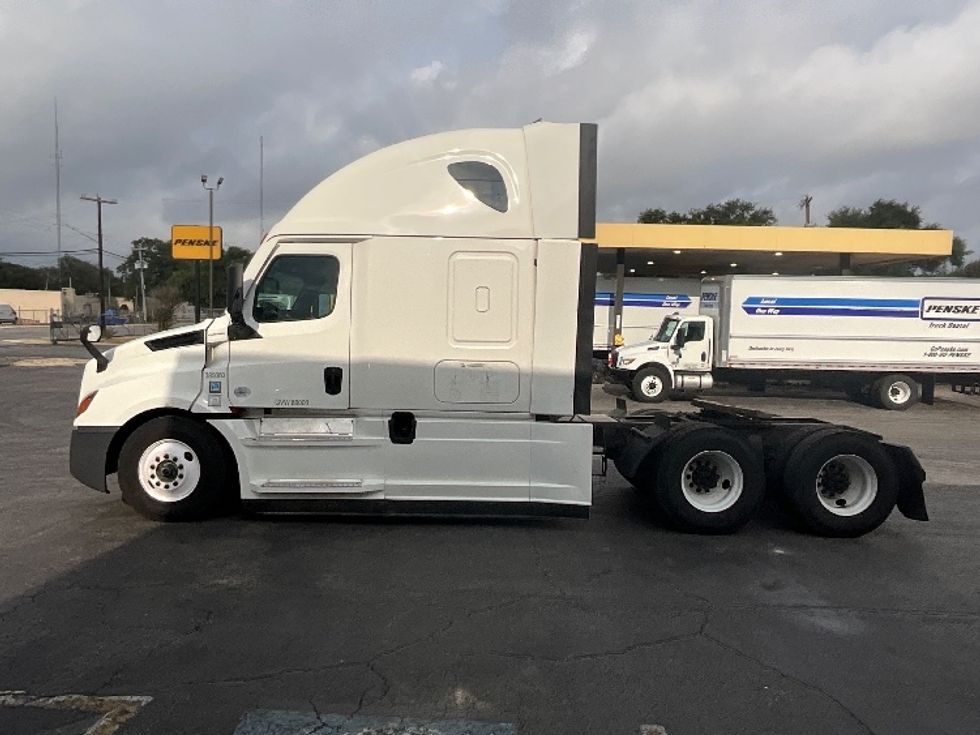 Sleeper Tractor-Heavy Duty Tractors-Freightliner-2022-T12664ST-Chino-CA-554,157\n\t\tmiles-$ 74,250 - Image 4