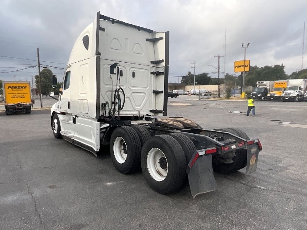 Sleeper Tractor-Heavy Duty Tractors-Freightliner-2022-T12664ST-Chino-CA-554,157\n\t\tmiles-$ 74,250 - Image 5