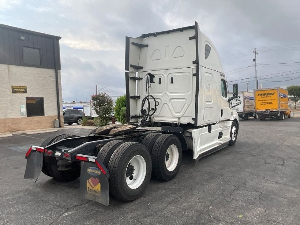 Sleeper Tractor-Heavy Duty Tractors-Freightliner-2022-T12664ST-Chino-CA-554,157\n\t\tmiles-$ 74,250 - Image 7