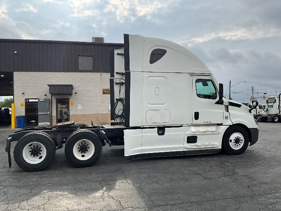 Sleeper Tractor-Heavy Duty Tractors-Freightliner-2022-T12664ST-Chino-CA-554,157\n\t\tmiles-$ 74,250 - Image 8