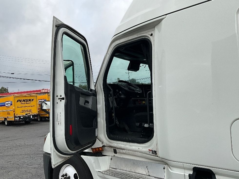 Sleeper Tractor-Heavy Duty Tractors-Freightliner-2022-T12664ST-Chino-CA-554,157\n\t\tmiles-$ 74,250 - Image 9