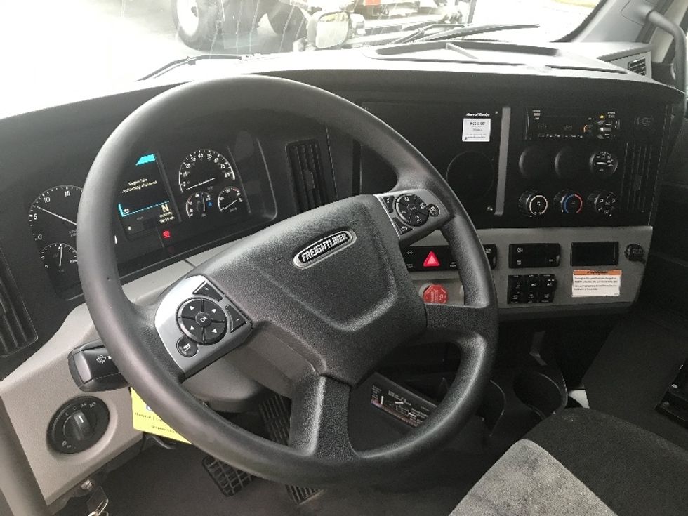Sleeper Tractor-Heavy Duty Tractors-Freightliner-2022-T12664ST-Chino-CA-588,843\n\t\tmiles-$ 66,000 - Image 10