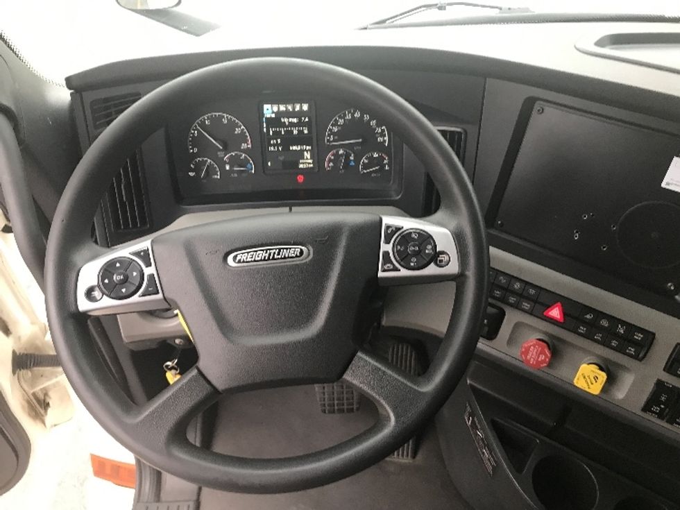 Sleeper Tractor-Heavy Duty Tractors-Freightliner-2022-T12664ST-Chino-CA-588,843\n\t\tmiles-$ 66,000 - Image 11
