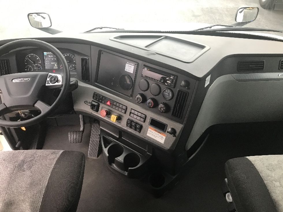 Sleeper Tractor-Heavy Duty Tractors-Freightliner-2022-T12664ST-Chino-CA-588,843\n\t\tmiles-$ 66,000 - Image 12