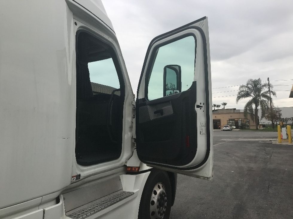 Sleeper Tractor-Heavy Duty Tractors-Freightliner-2022-T12664ST-Chino-CA-588,843\n\t\tmiles-$ 66,000 - Image 13