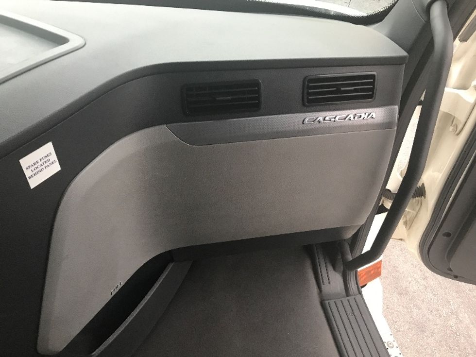 Sleeper Tractor-Heavy Duty Tractors-Freightliner-2022-T12664ST-Chino-CA-588,843\n\t\tmiles-$ 66,000 - Image 14