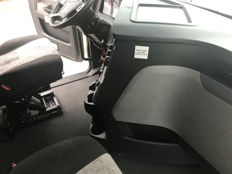 Sleeper Tractor-Heavy Duty Tractors-Freightliner-2022-T12664ST-Chino-CA-588,843\n\t\tmiles-$ 66,000 - Image 15