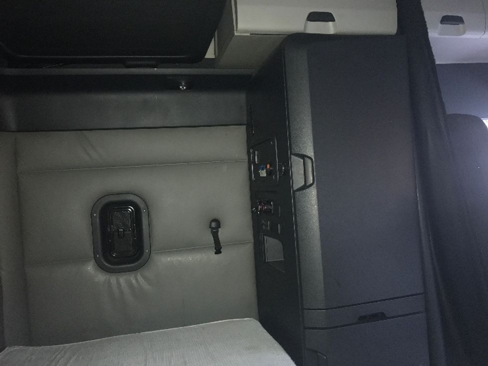 Sleeper Tractor-Heavy Duty Tractors-Freightliner-2022-T12664ST-Chino-CA-588,843\n\t\tmiles-$ 66,000 - Image 18