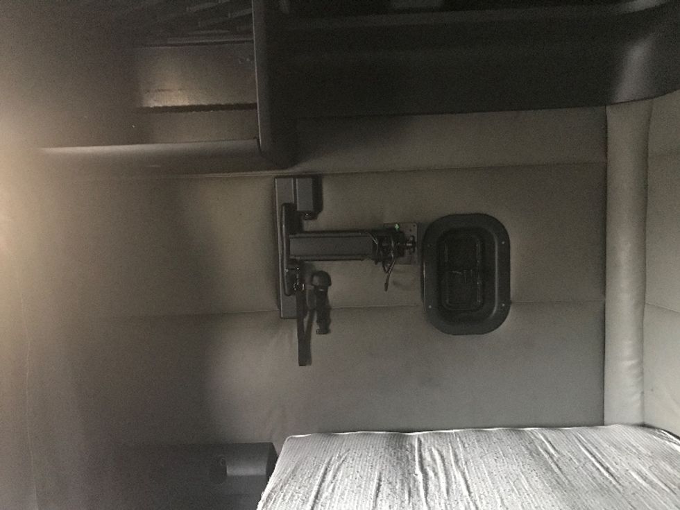 Sleeper Tractor-Heavy Duty Tractors-Freightliner-2022-T12664ST-Chino-CA-588,843\n\t\tmiles-$ 66,000 - Image 19