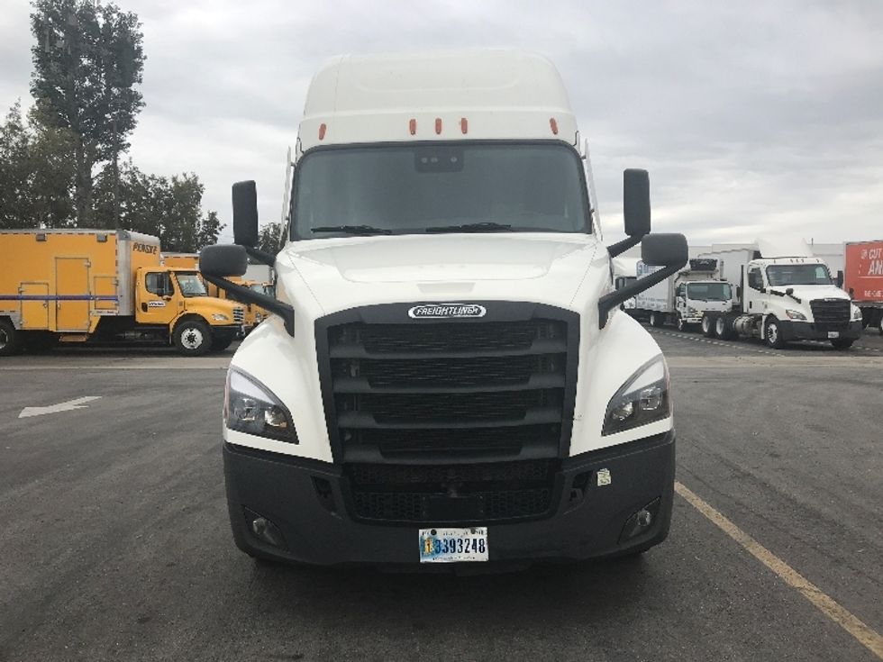 Sleeper Tractor-Heavy Duty Tractors-Freightliner-2022-T12664ST-Chino-CA-588,843\n\t\tmiles-$ 66,000 - Image 2
