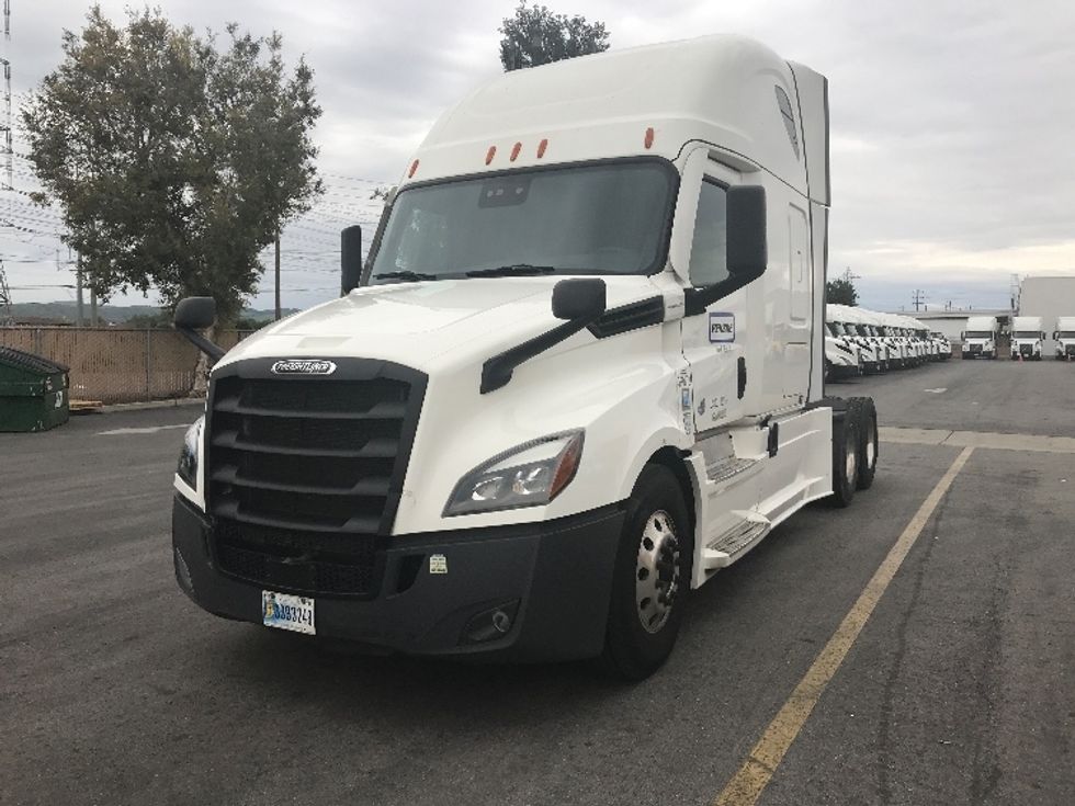 Sleeper Tractor-Heavy Duty Tractors-Freightliner-2022-T12664ST-Chino-CA-588,843\n\t\tmiles-$ 66,000 - Image 3