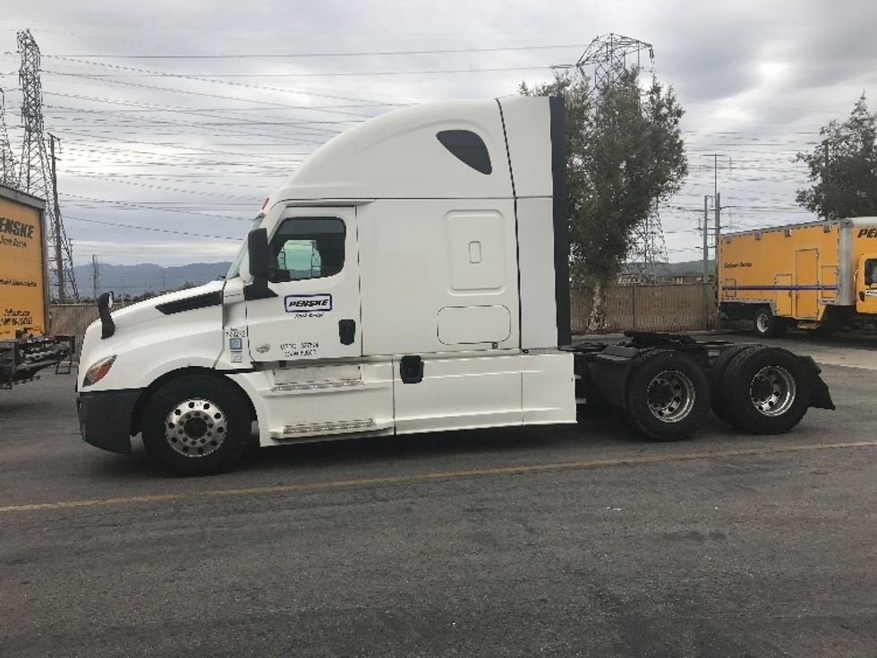 Sleeper Tractor-Heavy Duty Tractors-Freightliner-2022-T12664ST-Chino-CA-588,843\n\t\tmiles-$ 66,000 - Image 4