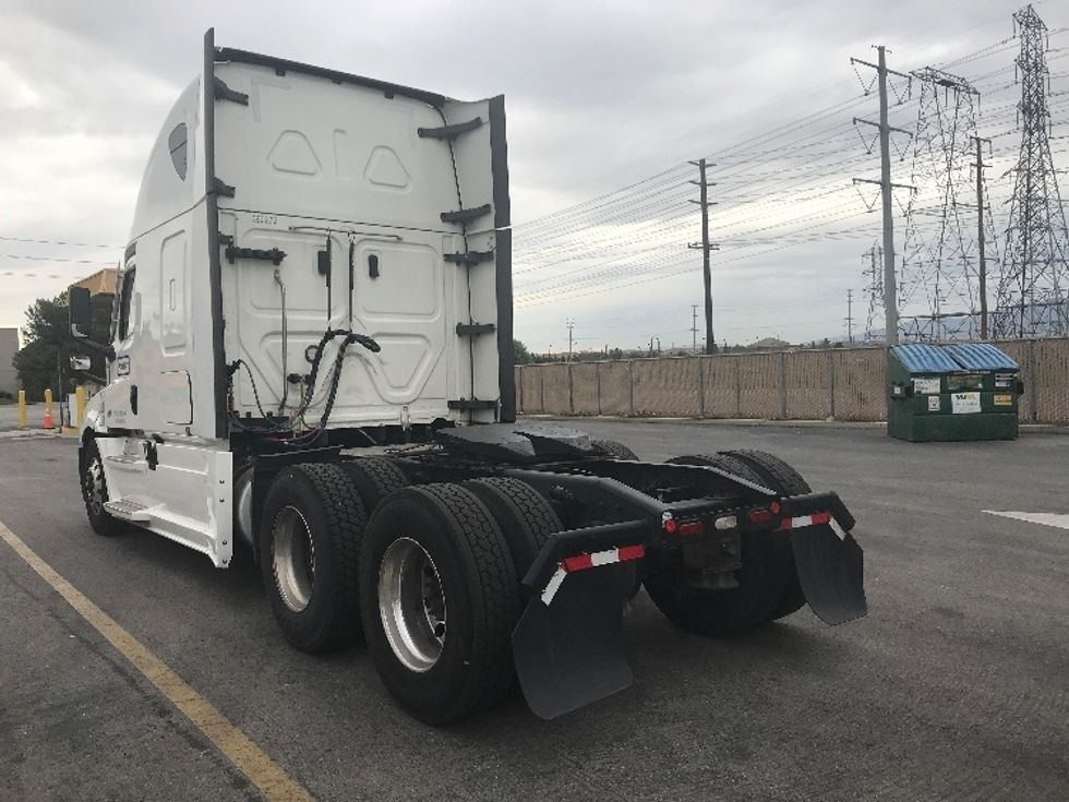 Sleeper Tractor-Heavy Duty Tractors-Freightliner-2022-T12664ST-Chino-CA-588,843\n\t\tmiles-$ 66,000 - Image 5