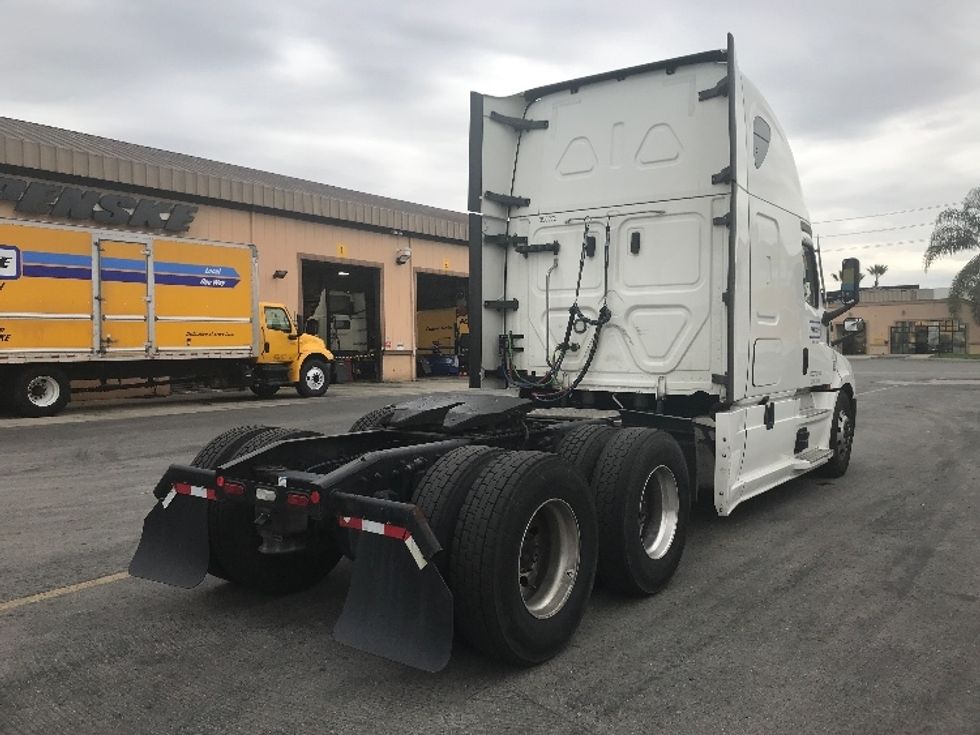 Sleeper Tractor-Heavy Duty Tractors-Freightliner-2022-T12664ST-Chino-CA-588,843\n\t\tmiles-$ 66,000 - Image 7