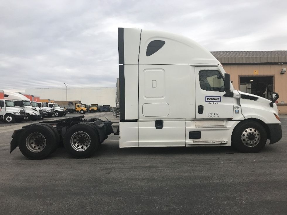 Sleeper Tractor-Heavy Duty Tractors-Freightliner-2022-T12664ST-Chino-CA-588,843\n\t\tmiles-$ 66,000 - Image 8