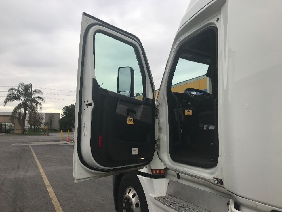 Sleeper Tractor-Heavy Duty Tractors-Freightliner-2022-T12664ST-Chino-CA-588,843\n\t\tmiles-$ 66,000 - Image 9