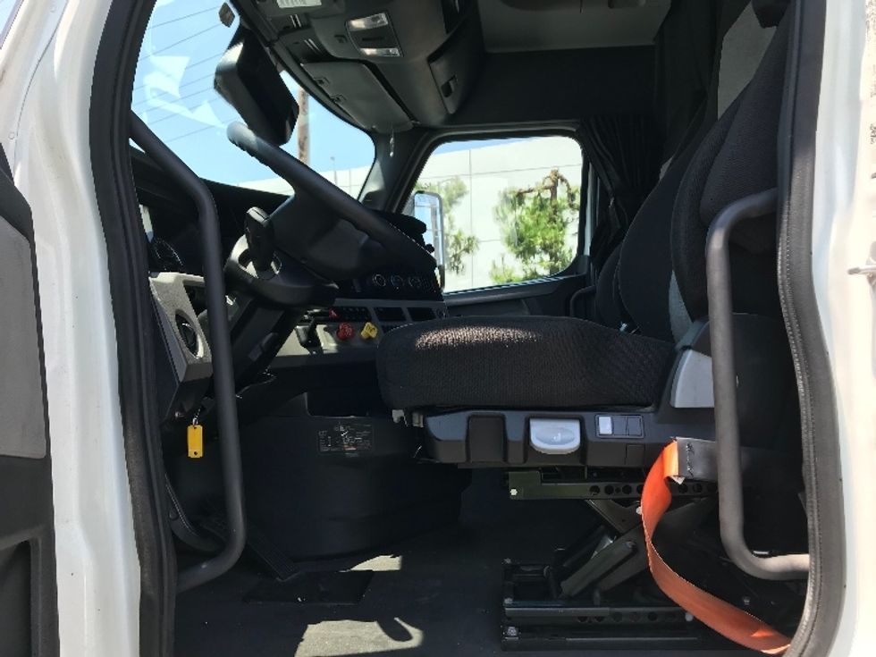 Sleeper Tractor-Heavy Duty Tractors-Freightliner-2022-T12664ST-Cincinnati-OH-249,947\n\t\tmiles-$ 86,250 - Image 10