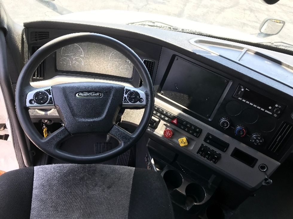 Sleeper Tractor-Heavy Duty Tractors-Freightliner-2022-T12664ST-Cincinnati-OH-249,947\n\t\tmiles-$ 86,250 - Image 11