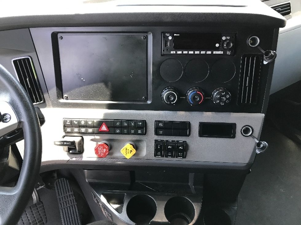 Sleeper Tractor-Heavy Duty Tractors-Freightliner-2022-T12664ST-Cincinnati-OH-249,947\n\t\tmiles-$ 86,250 - Image 12