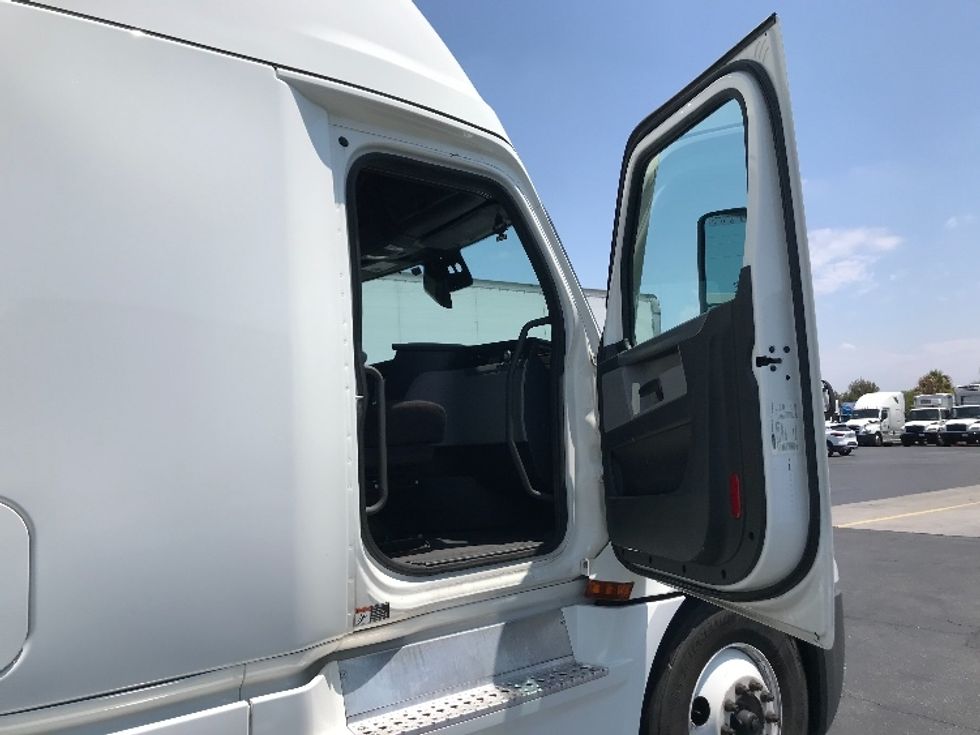 Sleeper Tractor-Heavy Duty Tractors-Freightliner-2022-T12664ST-Cincinnati-OH-249,947\n\t\tmiles-$ 86,250 - Image 13