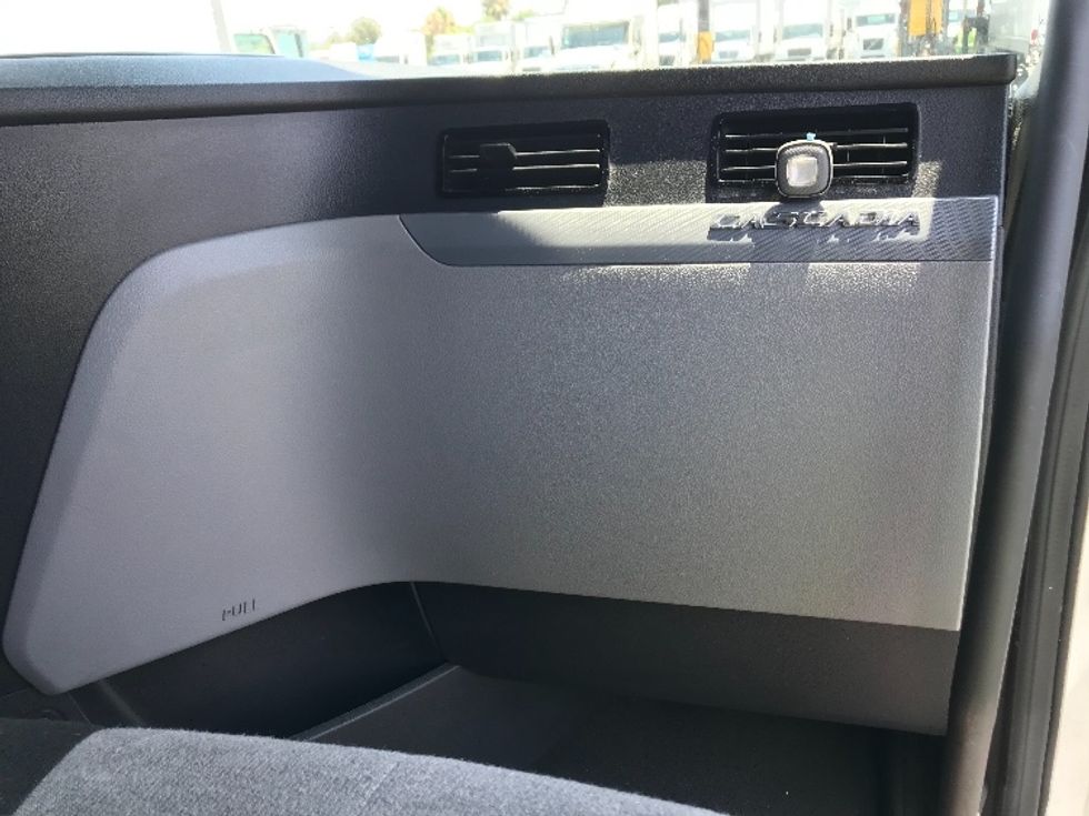 Sleeper Tractor-Heavy Duty Tractors-Freightliner-2022-T12664ST-Cincinnati-OH-249,947\n\t\tmiles-$ 86,250 - Image 14