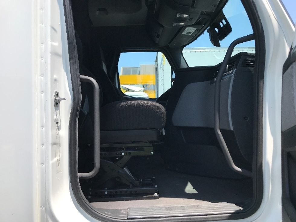 Sleeper Tractor-Heavy Duty Tractors-Freightliner-2022-T12664ST-Cincinnati-OH-249,947\n\t\tmiles-$ 86,250 - Image 15