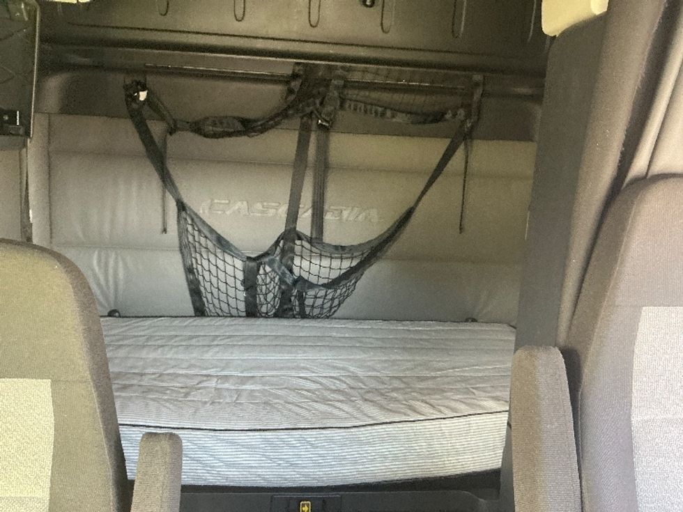 Sleeper Tractor-Heavy Duty Tractors-Freightliner-2022-T12664ST-Cincinnati-OH-249,947\n\t\tmiles-$ 86,250 - Image 16