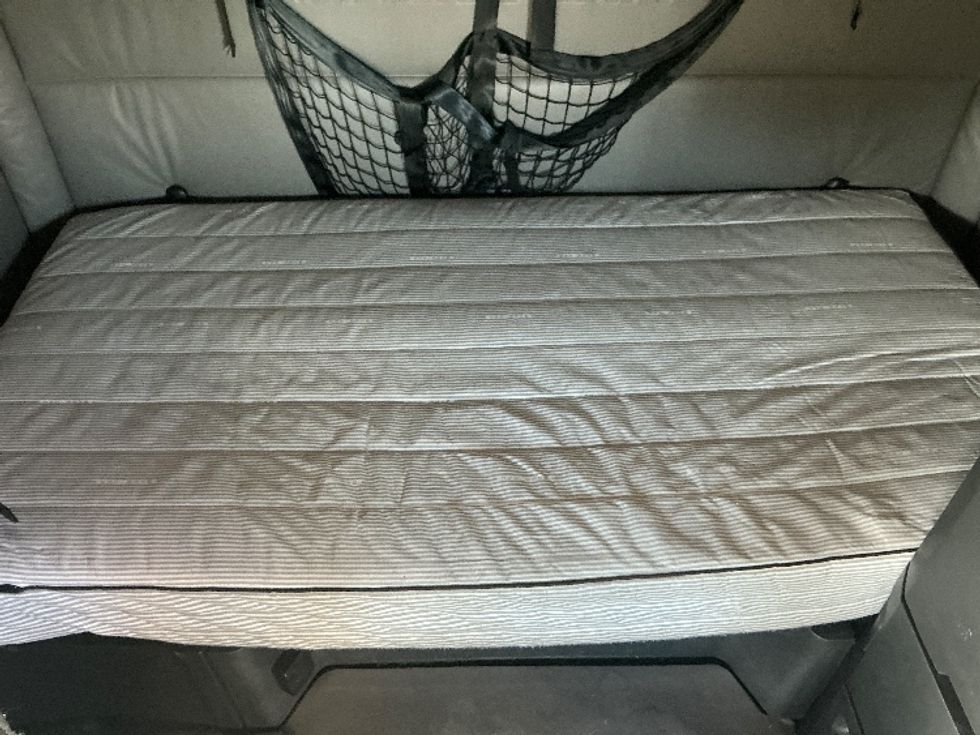 Sleeper Tractor-Heavy Duty Tractors-Freightliner-2022-T12664ST-Cincinnati-OH-249,947\n\t\tmiles-$ 86,250 - Image 17