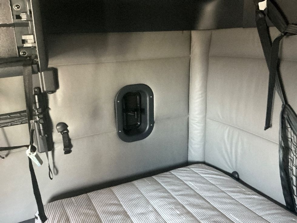 Sleeper Tractor-Heavy Duty Tractors-Freightliner-2022-T12664ST-Cincinnati-OH-249,947\n\t\tmiles-$ 86,250 - Image 19