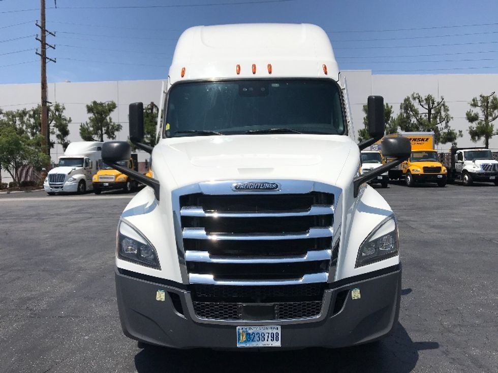 Sleeper Tractor-Heavy Duty Tractors-Freightliner-2022-T12664ST-Cincinnati-OH-249,947\n\t\tmiles-$ 86,250 - Image 2