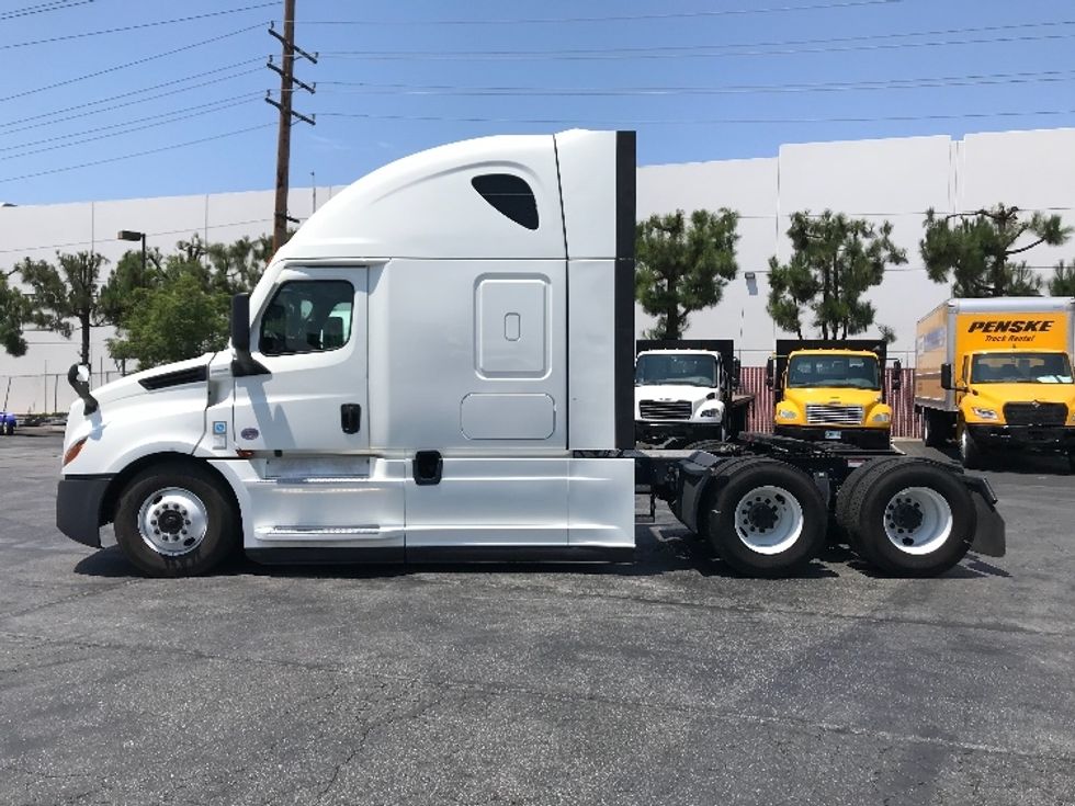 Sleeper Tractor-Heavy Duty Tractors-Freightliner-2022-T12664ST-Cincinnati-OH-249,947\n\t\tmiles-$ 86,250 - Image 4