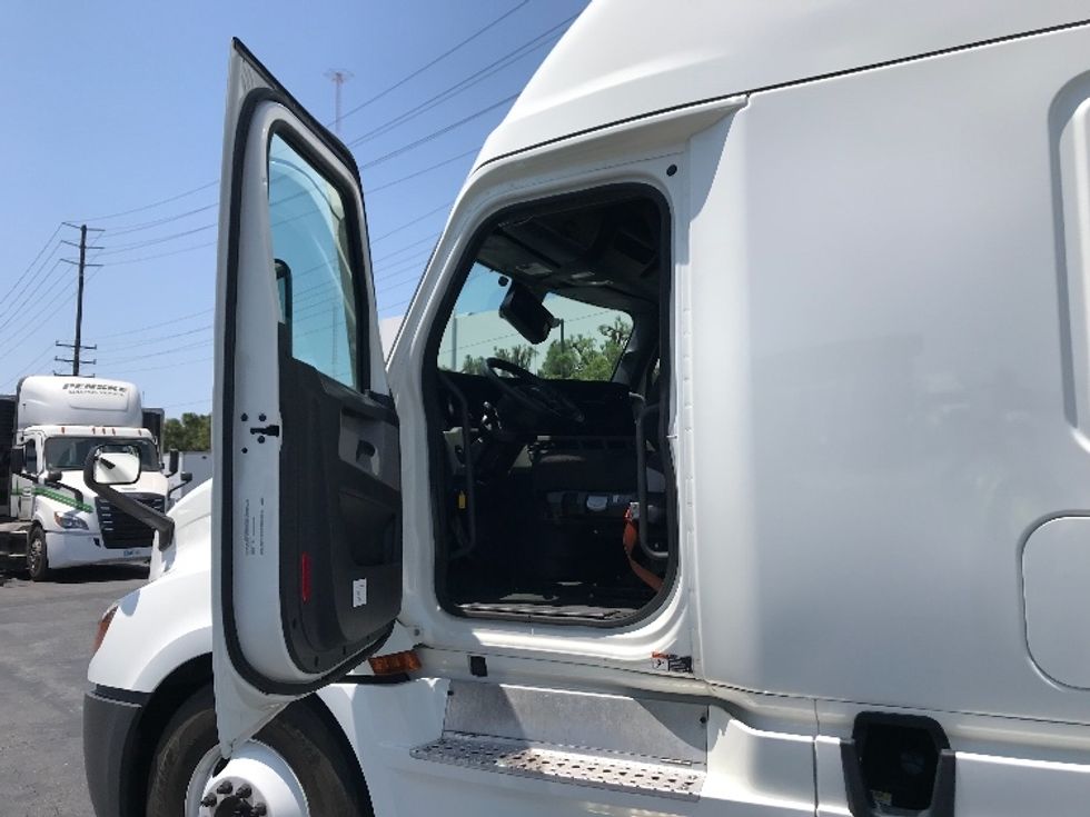 Sleeper Tractor-Heavy Duty Tractors-Freightliner-2022-T12664ST-Cincinnati-OH-249,947\n\t\tmiles-$ 86,250 - Image 9