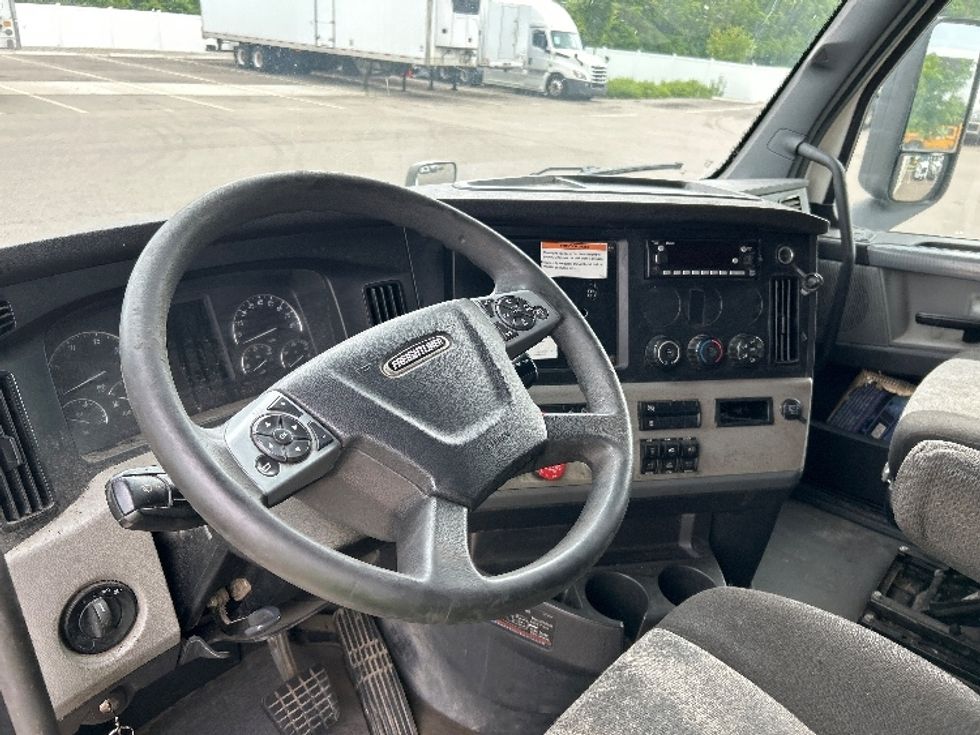 Sleeper Tractor-Heavy Duty Tractors-Freightliner-2022-T12664ST-Cincinnati-OH-397,225\n\t\tmiles-$ 78,250 - Image 10