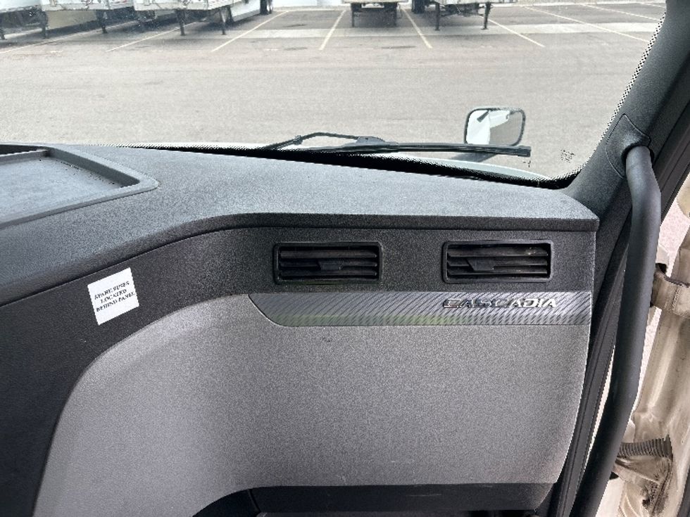 Sleeper Tractor-Heavy Duty Tractors-Freightliner-2022-T12664ST-Cincinnati-OH-397,225\n\t\tmiles-$ 78,250 - Image 14