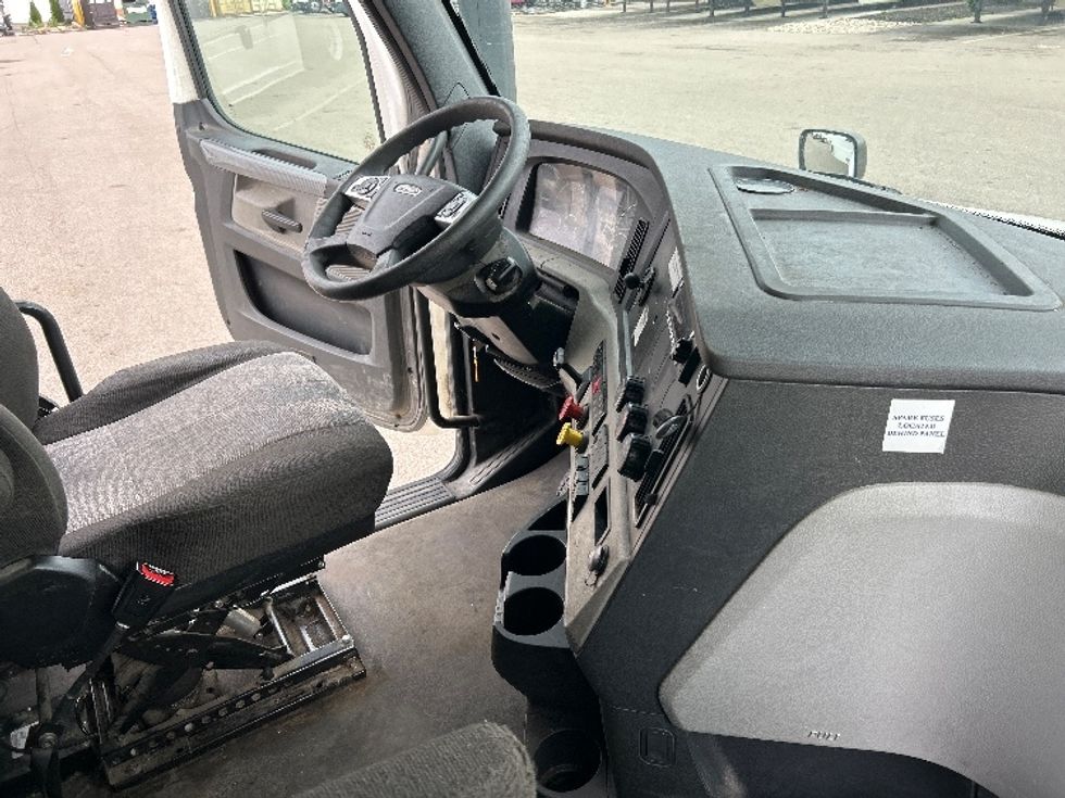 Sleeper Tractor-Heavy Duty Tractors-Freightliner-2022-T12664ST-Cincinnati-OH-397,225\n\t\tmiles-$ 78,250 - Image 15