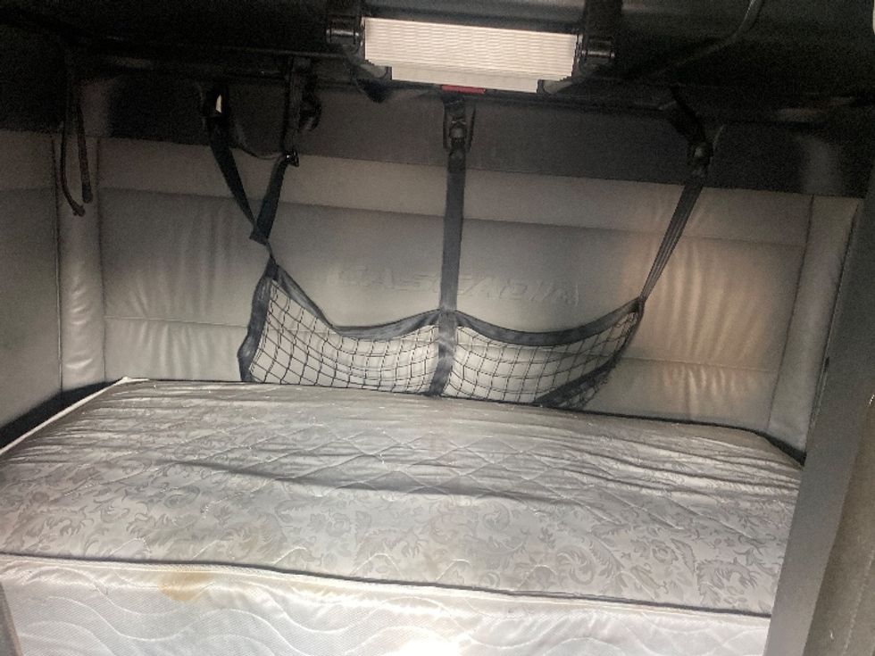 Sleeper Tractor-Heavy Duty Tractors-Freightliner-2022-T12664ST-Cincinnati-OH-397,225\n\t\tmiles-$ 78,250 - Image 16