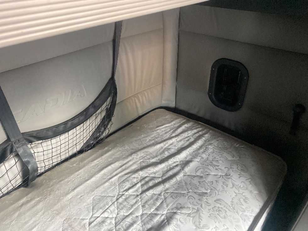 Sleeper Tractor-Heavy Duty Tractors-Freightliner-2022-T12664ST-Cincinnati-OH-397,225\n\t\tmiles-$ 78,250 - Image 18