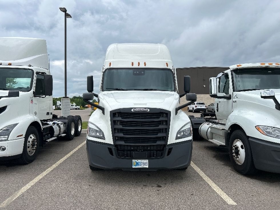 Sleeper Tractor-Heavy Duty Tractors-Freightliner-2022-T12664ST-Cincinnati-OH-397,225\n\t\tmiles-$ 78,250 - Image 2