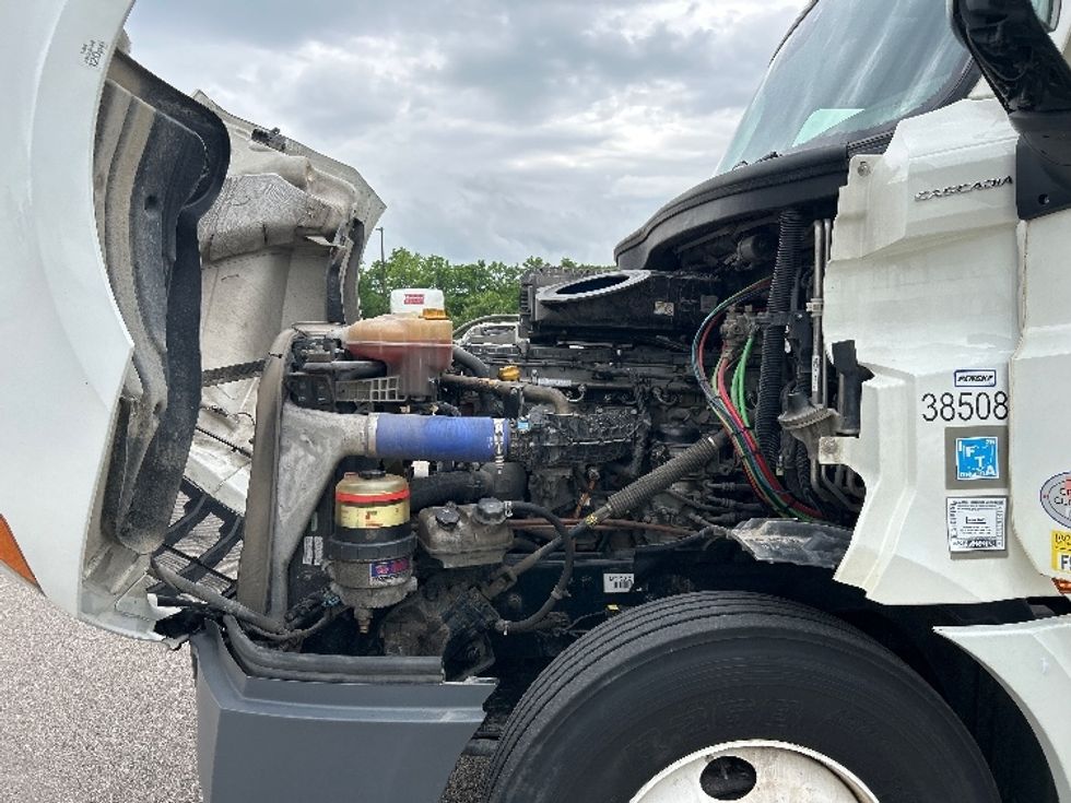 Sleeper Tractor-Heavy Duty Tractors-Freightliner-2022-T12664ST-Cincinnati-OH-397,225\n\t\tmiles-$ 78,250 - Image 21