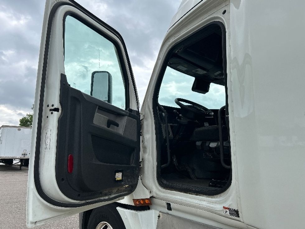 Sleeper Tractor-Heavy Duty Tractors-Freightliner-2022-T12664ST-Cincinnati-OH-397,225\n\t\tmiles-$ 78,250 - Image 9